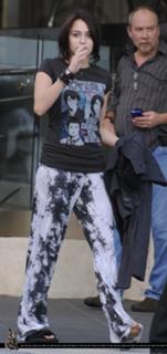 Miley Cyrus feet photo thumbnail