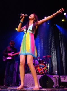 Joss Stone feet photo thumbnail