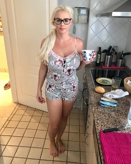 Daniela Katzenberger feet photo thumbnail
