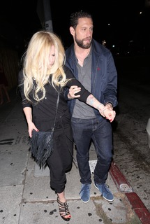 Avril Lavigne feet photo thumbnail