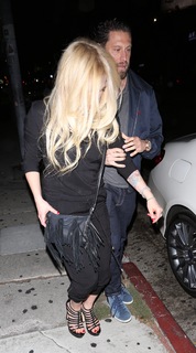 Avril Lavigne feet photo thumbnail