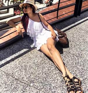 Mouni Roy feet photo thumbnail