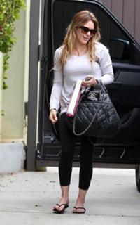 Hilary Duff feet photo thumbnail