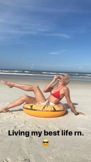 Karlie Kloss feet photo thumbnail