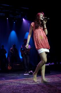 Joss Stone feet photo thumbnail