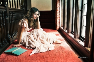 Rachel Bilson feet photo thumbnail