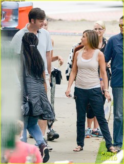 Jennifer Aniston feet photo thumbnail