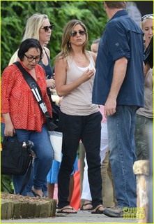 Jennifer Aniston feet photo thumbnail