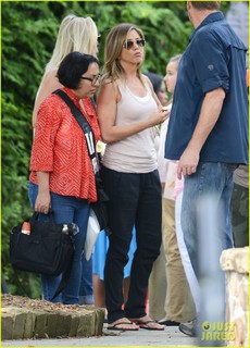 Jennifer Aniston feet photo thumbnail