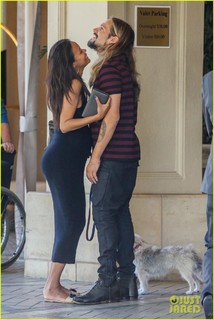 Zoe Saldana feet photo thumbnail