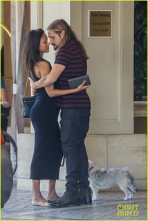Zoe Saldana feet photo thumbnail