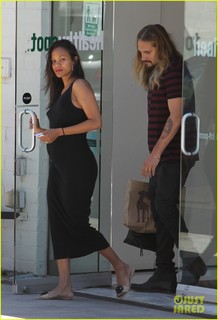 Zoe Saldana feet photo thumbnail
