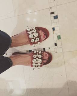 Katie Holmes feet photo thumbnail