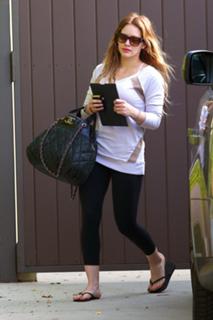 Hilary Duff feet photo thumbnail