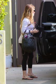 Hilary Duff feet photo thumbnail