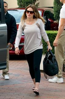 Hilary Duff feet photo thumbnail