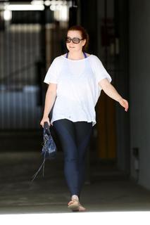 Alyson Hannigan feet photo thumbnail