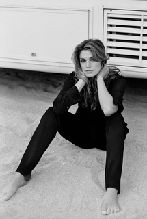 Cindy Crawford feet photo thumbnail