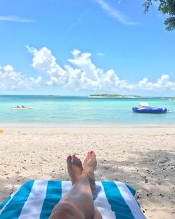 Reese Witherspoon feet photo thumbnail