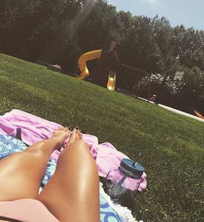 Jessie James Decker feet photo thumbnail