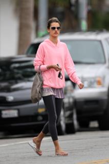 Alessandra Ambrosio feet photo thumbnail