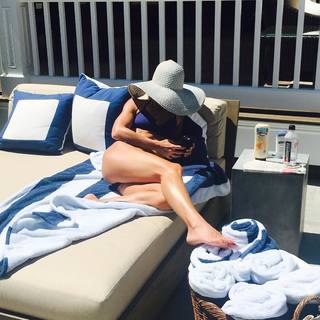 Kelly Ripa feet photo thumbnail