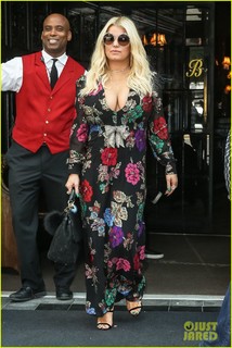 Jessica Simpson feet photo thumbnail