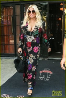 Jessica Simpson feet photo thumbnail