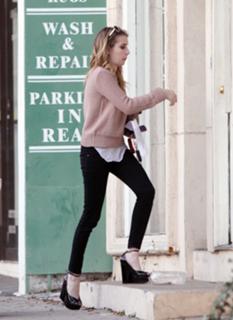 Emma Roberts feet photo thumbnail