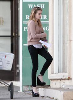 Emma Roberts feet photo thumbnail