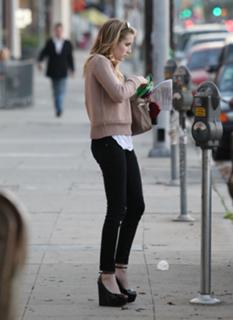 Emma Roberts feet photo thumbnail