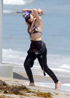 Avril Lavigne feet photo thumbnail