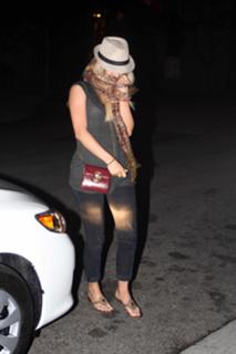 Julianne Hough feet photo thumbnail