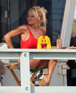 Pamela Anderson feet photo thumbnail