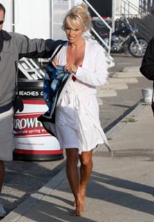 Pamela Anderson feet photo thumbnail