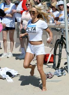 Pamela Anderson feet photo thumbnail