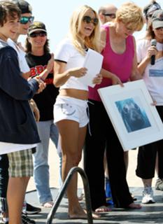 Pamela Anderson feet photo thumbnail