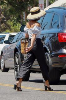 Vanessa Hudgens feet photo thumbnail