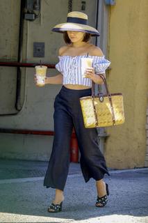 Vanessa Hudgens feet photo thumbnail