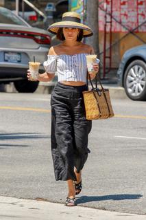 Vanessa Hudgens feet photo thumbnail