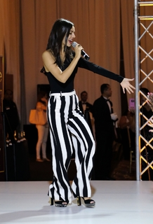 Victoria Justice feet photo thumbnail