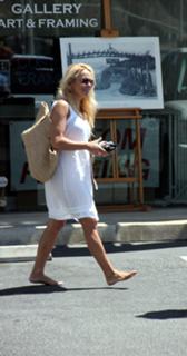 Pamela Anderson feet photo thumbnail