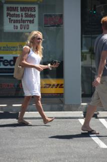 Pamela Anderson feet photo thumbnail