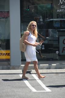 Pamela Anderson feet photo thumbnail