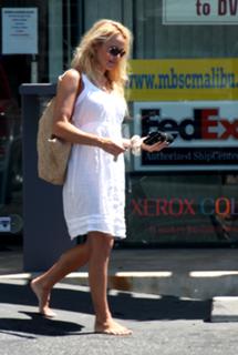 Pamela Anderson feet photo thumbnail