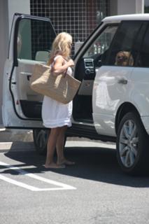 Pamela Anderson feet photo thumbnail