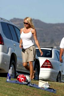 Pamela Anderson feet photo thumbnail