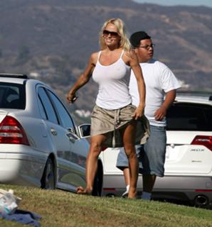 Pamela Anderson feet photo thumbnail
