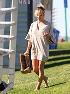 Pamela Anderson feet photo thumbnail