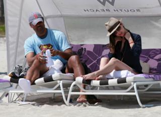 Eliza Dushku feet photo thumbnail